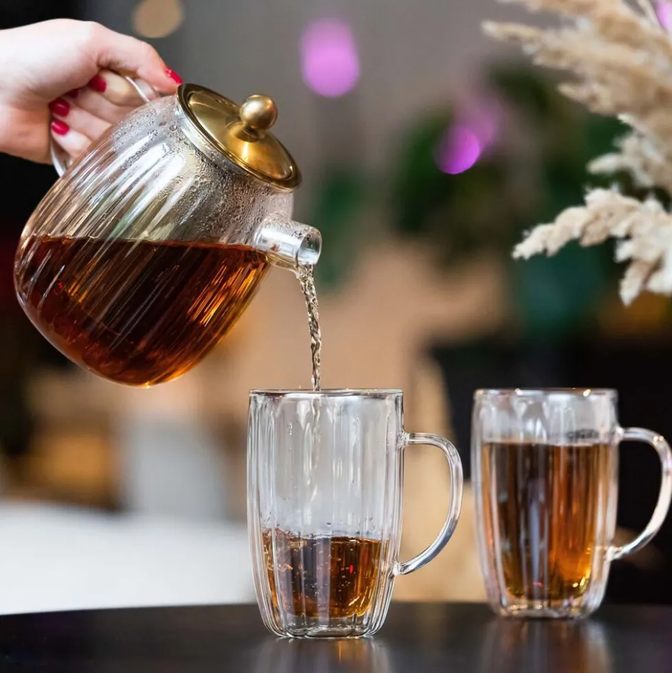 Dzbanek ze stalowym zaparzaczem Vialli Design Tulip, 1 l, z podwójną ścianką, złoty mat